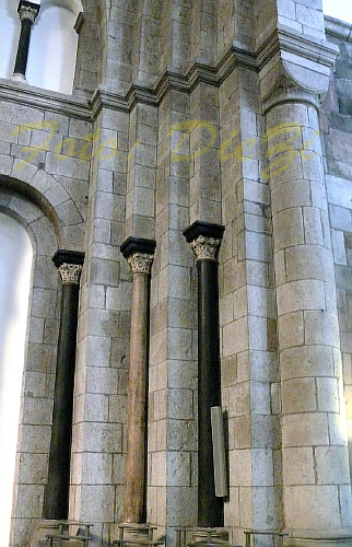 13saeulengruppe_innen01.jpg